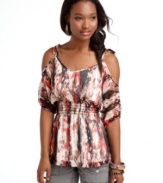 Invigorate your day-to-night style with the bold print and shoulder-flaunting design of this top from Sequin Hearts!