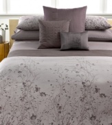 A floral escape! This Calvin Klein Jardin sheet transforms your bed into a garden of luxury with luxurious cotton percale fabric.