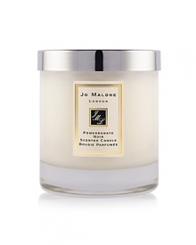 Create a sense of atmosphere with Pomegranate Noir. The Pomegranate Noir Home Candle infuses the air with an enigmatic blend of pomegranate, raspberry, frankincense and patchouli. 200g.
