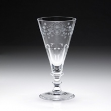 Bunny is an elegant pattern originating from the late 18th century. The rosette motif was very popular at that time and Bunny continues today as a favorite pattern for brides. It has a beautiful combination of delicate engraving and flat cuts. The shape lends itself to both formal and informal settings.