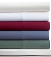 Relax and refresh in luxury. Layer your bed with this soft, wrinkle resistant fitted sheet, featuring 600-thread count cotton construction and your choice of five sophisticated hues.