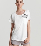 A floral graphic at the front of this MARC BY MARC JACOBS tee updates the classic style with blossoming sweetness.