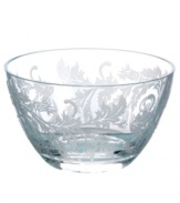 Brimming with life, the Marly collection of salad bowls from Christofle is a stunning way to serve salad or fresh fruit. An elaborate foliage motif thrives in brilliant crystal, embellishing the bowl from top to bottom.