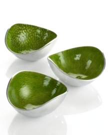 Full of surprises, these handcrafted nut bowls from the Simply Designz collection of serveware and serving dishes feature sleek, polished aluminum lined with a verdant lemongrass hue. A brilliant set for serving snacks or simply decorating the table. Full of surprises, these handcrafted nut bowls from the Simply Designz collection of serveware and serving dishes feature sleek, polished aluminum lined with a verdant lemongrass hue. A brilliant set for serving snacks or simply decorating the table.