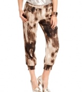 A bold and earthy print adds instant downtown chic to these cropped pants from GUESS?.