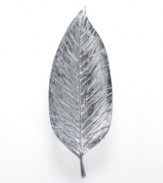 Serve the main course in natural splendor with this large, aluminum Leaf platter. With a realistic texture and stem to evoke life outside your window.