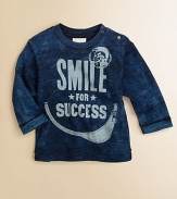 An ultra-cool tee for the hippest tots, featuring a happy smile.CrewneckLong sleevesShoulder buttonsCottonMachine washImported Please note: Number of snaps may vary depending on size ordered. 