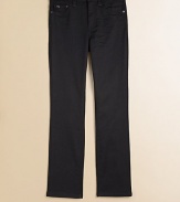 These slim-fitting, straight-leg, five-pocket style jeans are remarkably comfortable in a plush cotton blend.Front button closureWaistband with belt loopsZip flyFive-pocket style98% cotton/2% spandexMachine washImported