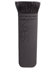 Super black goat hair in a small, flat and angular design ideal for blending and contouring. 