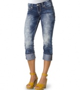 A dusty fade lends one-of-a-kind texture to these cuffed capris from Silver Jeans! Pair the denim with your platform sandals for a signature warm-weather look!