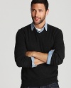 Handsome as ever, the classic V-neck in uncommonly soft cashmere ensures a powerful presentation that expresses style and refinement. Combine with a button-down and luxe silk tie for a dynamic ensemble.