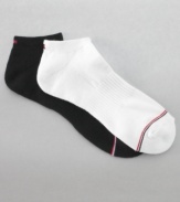 Cropped short for minimal visibility, these Tommy Hilfiger shoe socks are the ideal complement to a sports or running shoe. The sock even has moisture management capabilities for an optimum workout experience.