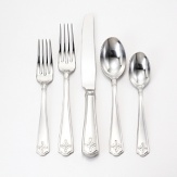 Meticulously crafted with intricate detail, this 5-piece place setting features a braided quatrefoil on each handle and a bright satin finish.