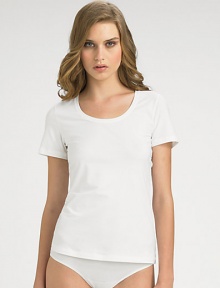 Easy, athletic and modern in Egyptian cotton with a touch of stretch for fit and comfort.Scoopneck 93% mercerized cotton/7% elastene Machine wash Imported