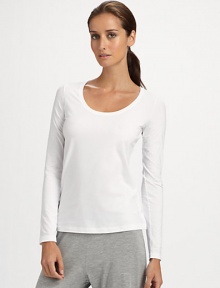 Easy, sporty and modern to wear layered or alone, this long-sleeve style is made of the finest, long-staple Egyptian cotton with a touch of stretch for superior fit and comfort.Scoop neckline Long sleeves 93% mercerized cotton/7% elastane Machine wash Imported