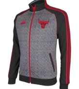 Pay tribute to the Chicago Bulls wearing their colors in this static jacket by adidas.