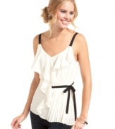 Charm like no other in Jessica Simpson's sweetly ruffled top. The pleated bodice and contrast-color accents add an abundance of elegant style.