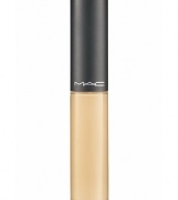 A luxuriously blendable moisturizing concealer in a tube with built-in brush-tipped wand applicator. Goes on exactly where you want it: blends in for a natural satin-smooth ultra-moisturized finish. Layers up for added coverage. Line-softening, skin-perfecting: The Pros' “select” for under-eyes and delicate skin. Wide shade range provides soft, natural camouflage. Use with the 194 Concealer Brush.
