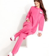 Absolutely warm, from head to toe. Hello Kitty's Bundled Up footie pajamas feature long-sleeves and a zipper front.