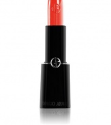 Premiering a cutting edge color formulation process: the Color Shine Moisture Polymer, a revolutionary component able to retain twice its volume of water, enhance color luminosity while locking in hydration on the lip surface for over 8 hours. The result is a lipstick with a creamy texture, feather light and translucent, that is as hydrating as a balm. The brilliant bold color is wearable and chic. 
