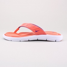 Perfect for any warm-weather day, the Nike Comfort Women's Thong offers your foot the cushioning it deserves. Perfect for any warm-weather day, the Nike Comfort Women's Thong offers your foot the cushioning it deserves.