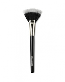 Laura Mercier Fan Powder Brush, specifically designed to be used with the Invisible Loose Setting Powder, lightly sweeps setting powder onto skin to help create a soft focus effect, diminishing the look of fine lines and imperfections while visibly smoothing skin.