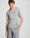 V-neck tee in linen, with a scooped-out neckline and sewn hem.