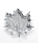 Serve grilled vegetables, sliced fruit and side salads in natural splendor with this radiant aluminum platter. With a realistic leaf texture and stem to evoke life outside your window.