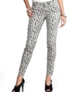 Guess? makes it easy to rock fierce style with these leopard print skinny jeans! Doll them up with your best heels for a look that can't be tamed.