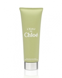 Modern musks fuse with sandalwood to enhance the warmth and sensuality of this delicate and feminine fragrance.