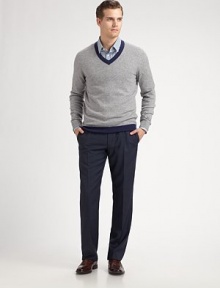 The downy luxury that can only come from pure cashmere, shaped with a contrast V-neck that sharpens every look. V-neck Cashmere Hand wash Imported 