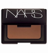A true brown-based bronzer with a gold shimmer fusion that's excellent for creating or enhancing the look of healthy, glowing and tanned skin. Made in USA. 