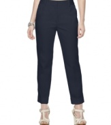 These classic capris from Jones New York Signature feature a slim fit and flattering cropped leg. Pair them with a crisp shirt for timeless style.