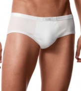 With a sleeker silhouette, this comfortable cotton brief still offers the same comfort and dynamic support that you've come to expect from Calvin Klein.