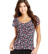 Bright bouquets lend sweet, floral spirit to Jessica Simpson's Garnet top. Designed with an exposed back zipper and slight, high-low hem, this piece adds rich style to a pair of neutral pants.