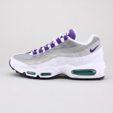 The Nike Air Max 95 Women's Shoe boasts the same iconic style and outstanding cushioning that made the original a hit with both runners and ravers when it debuted in 1995.