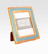 A beautiful design inspired by the sunbaked Mediterranean shoreline, handcrafted in pristine porcelain and glazed in 24k gold. Accommodates a 5 X 7 photograph Made in USA 