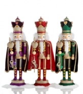 Find the key to the king's heart in this brilliant wooden nutcracker from Kurt Adler. Shining in head-to-toe glitter with golden accents and a coordinating cape, each demonstrates a love of holiday splendor.