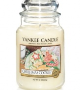 Create the illusion of baking batch after batch with the Christmas Cookie candle. A rich, buttery scent with notes of sweet vanilla give this Yankee Candle favorite its feel-good holiday aroma.