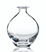kate spade proves less is more in luminous crystal with the pure and simply beautiful Sweet Pea posy vase. Dazzling curves create a modern silhouette for refreshing, understated elegance.