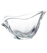 Love is in the air. Crafted of sparkling crystal, this Nambe Love Birds bowl lends an air of elegance anywhere in your home.