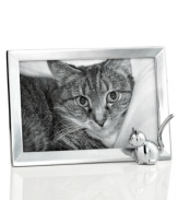 Bring a furry friend with you to work or school in the Umbra Memoire Cat frame, featuring a polished finish and cast metal kitty.