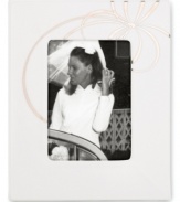 Your happiest memories, wrapped up in a silver bow! kate spade brings the modern Belle Boulevard motif to this white porcelain frame, a picture-perfect balance of grace and whimsy.