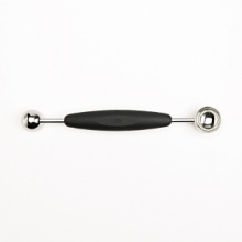 The melon baller has two stainless steel heads for making melon balls in different sizes. The soft, slim handle is comfortable to grip and makes it easy to turn the melon baller around as you use both size heads. It is perfect for fruit salads and garnishes and is also handy for other kitchen uses. The melon baller has two stainless steel heads for making melon balls in different sizes. The soft, slim handle is comfortable to grip and makes it easy to turn the melon baller around as you use both size heads. It is perfect for fruit salads and garnishes and is also handy for other kitchen uses.