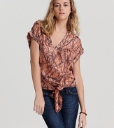 Articulated in supple silk, this Akiko top boasts a bold abstract print and chic hem tie.
