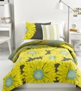 Fresh, fun & fabulous. Make a statement with this Daisy comforter set from Jenni, featuring bright, blooming flowers that give your space a brilliant new look.