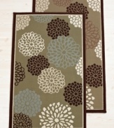 Beauty in bloom. A stylish floral motif flourishes thanks to the rich, earthy hues and plush nap of this alluring accent rug from Bacova. A latex back ensures non-slip protection.