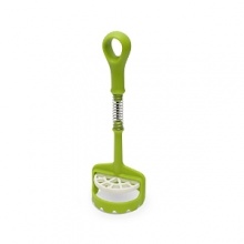 The smasher cup on this Joseph Joseph masher traps food while its unique spring-loaded pump makes short work of potatoes, vegetables and soft fruit.