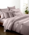 This Essentials Dusk flat sheet from Donna Karan adds elegance and comfort to your bed with 410-thread count Egyptian cotton percale and saddle stitch details.