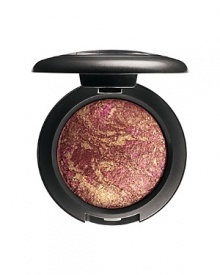 M·A·C Mineralize Eye Shadow blends two opulent mineral-rich shades together in a marblesque fusion. The fine pearl finish leaves a soft dimensional shimmer on the skin.